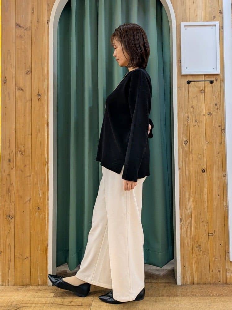 ショーコラさんの「SHOO･LA･RUE｜【洗濯機可/S-LL】ウエストのタブボタンがポイント　ワイドパンツ」を使ったコーディネート