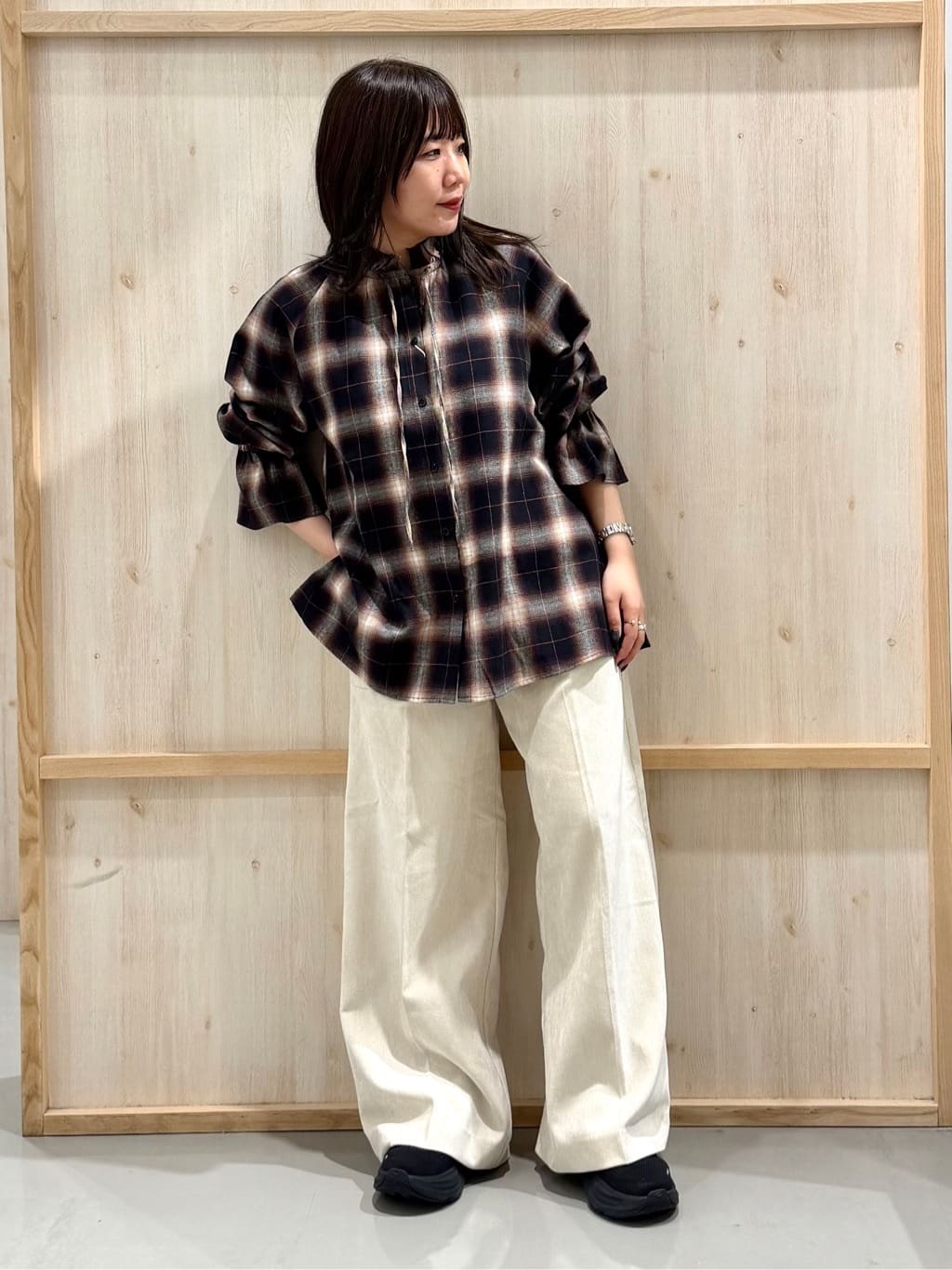 nanaさんの「THE SHOP TK｜起毛オンブレフリルブラウス」を使ったコーディネート