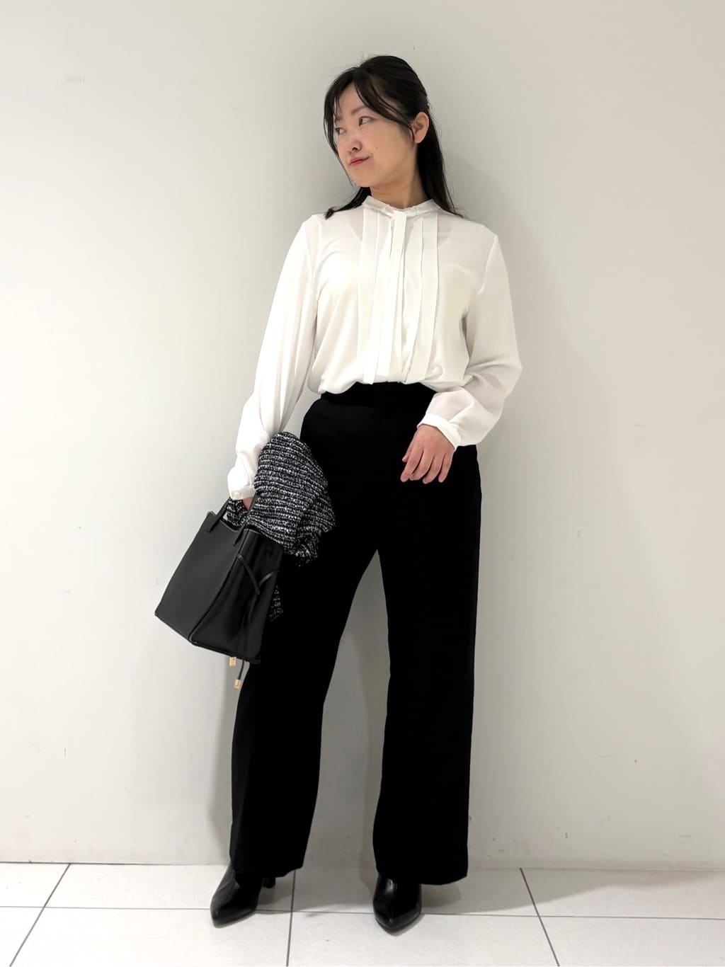 momokoさんの「INDIVI｜【褒められパンツ／ウール混】ウォームウール ワイドパンツ」を使ったコーディネート