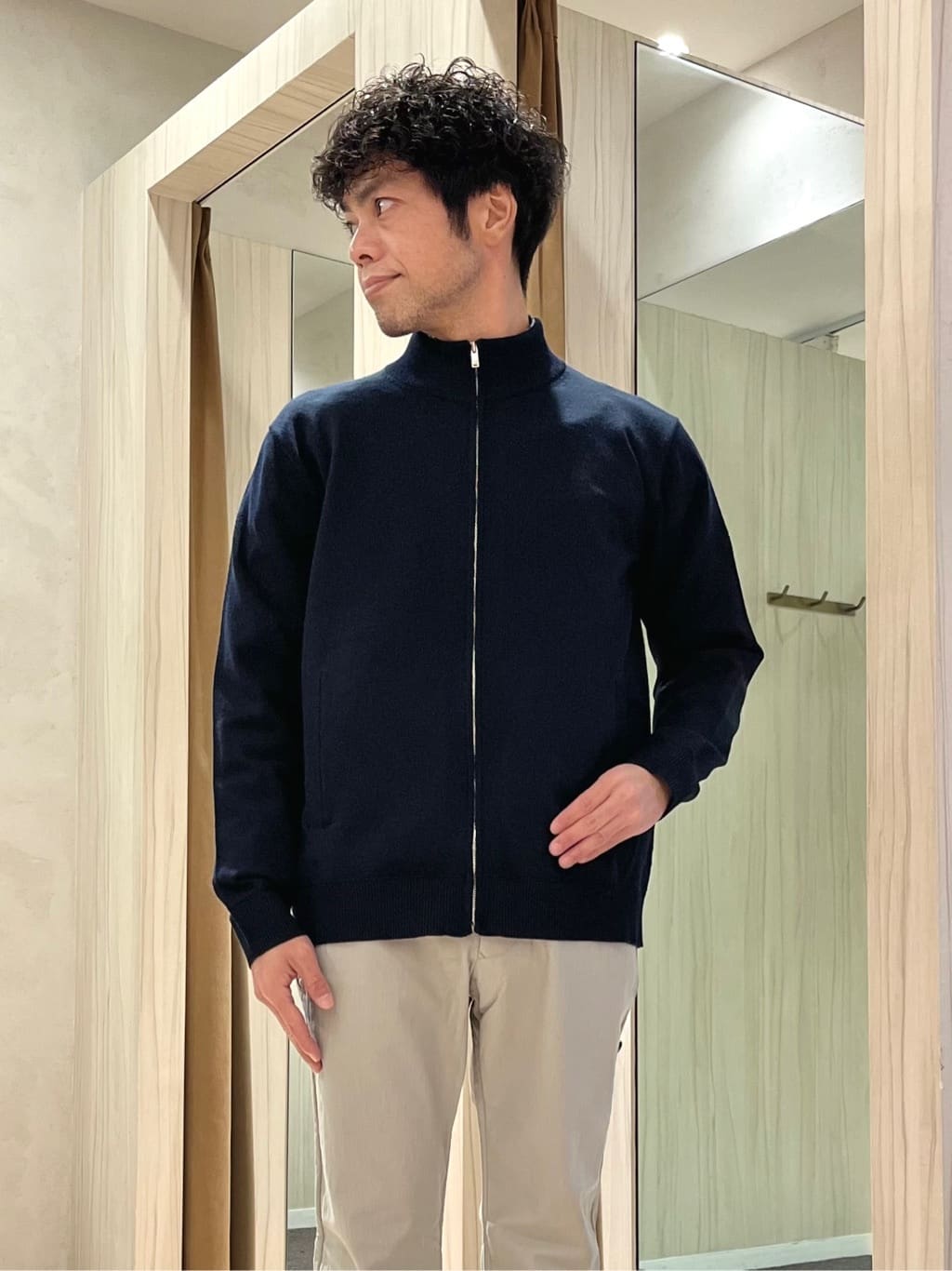 URAさんの「TAKEO KIKUCHI｜アンチピリング ジップアップ ニット」を使ったコーディネート