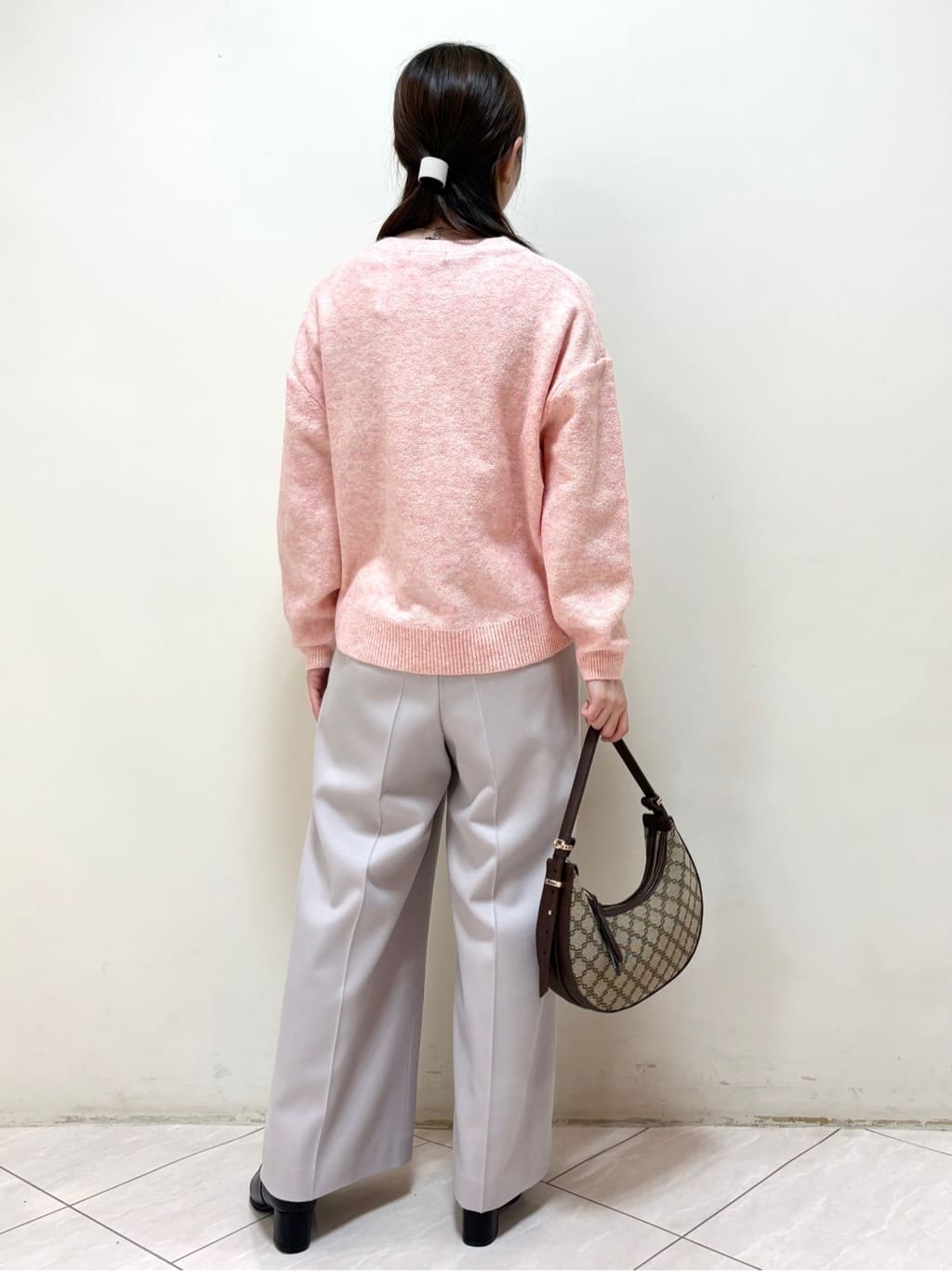 mikiさんの「Reflect｜【選べる5色／ゆったりシルエット】Vネックスパンコールニット」を使ったコーディネート