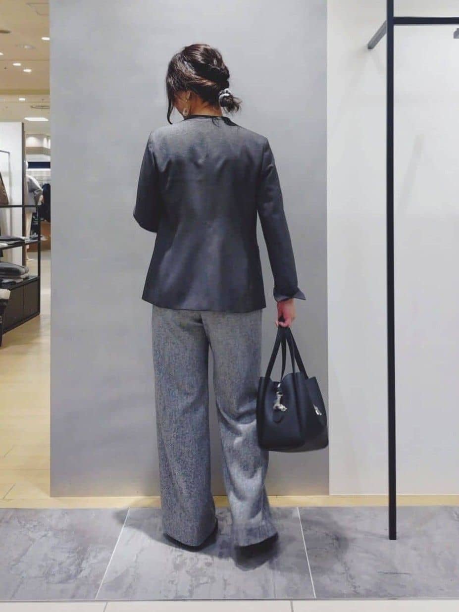 TOMOMIさんの「INDIVI｜【合皮／ミドルサイズ】春カラーフォルムバッグ」を使ったコーディネート