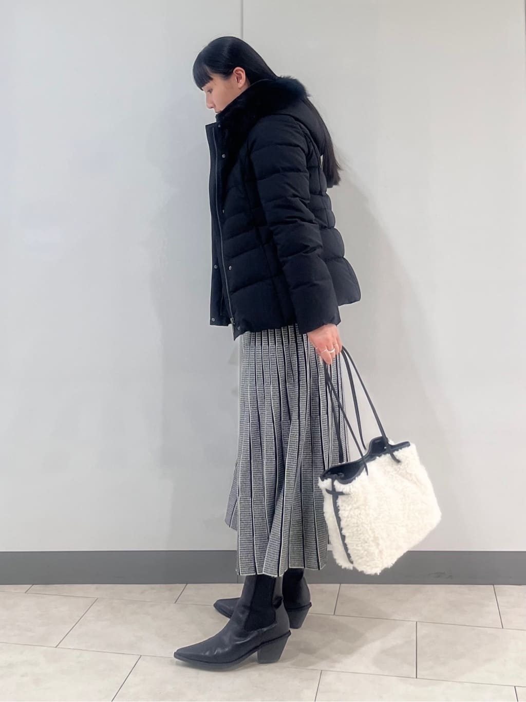 hasuさんの「INDIVI｜【名品／撥水／抗菌防臭】ショート丈リサイクルダウンコート」を使ったコーディネート