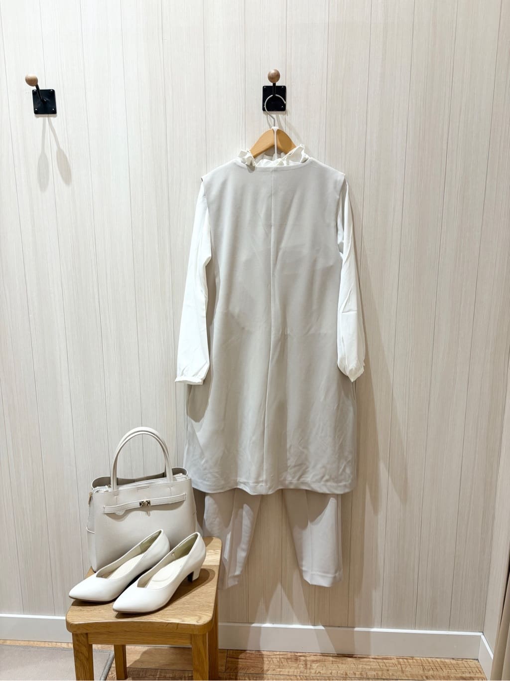 みきさんの「SHOO･LA･RUE｜【洗濯機可/セットアップ可/S-3L】きちんと楽に。カットジョーゼット ロングジレ」を使ったコーディネート