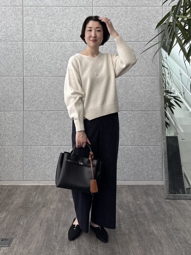 yuriさんの「INDIVI｜【洗える／カシミヤ混】ミドルゲージVネックニット」を使ったコーディネート
