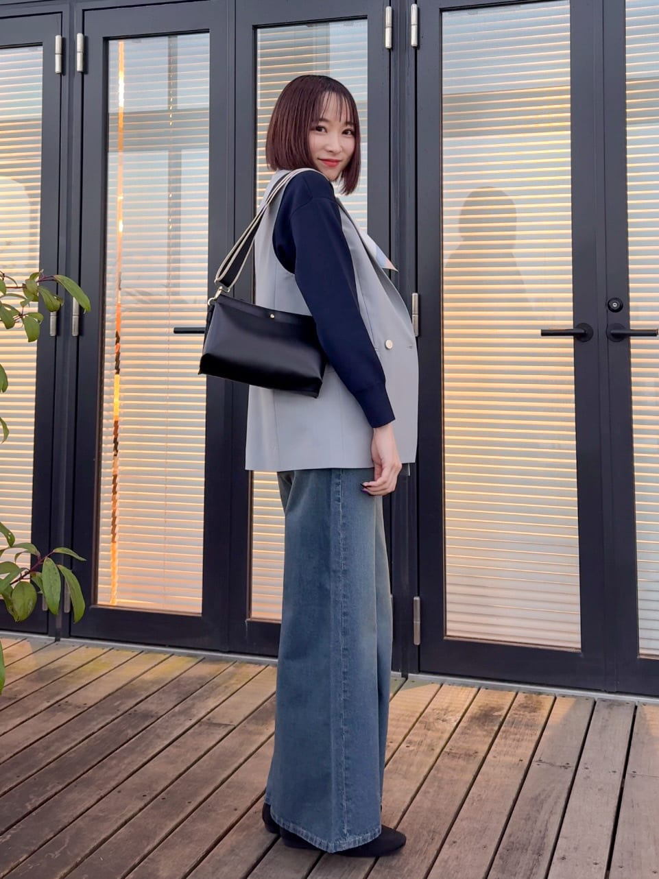 𝐜𝐡𝐢𝐤𝐚さんの「SHOO･LA･RUE｜【セットアップ可/S-LL/洗濯機可】サッと羽織ってこなれ見え ダブルブレストジレ」を使ったコーディネート