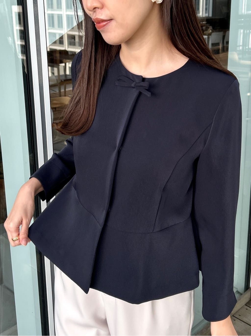 teiさんの「Couture brooch｜【ハレの日・通勤】パール調釦テーパードパンツ」を使ったコーディネート