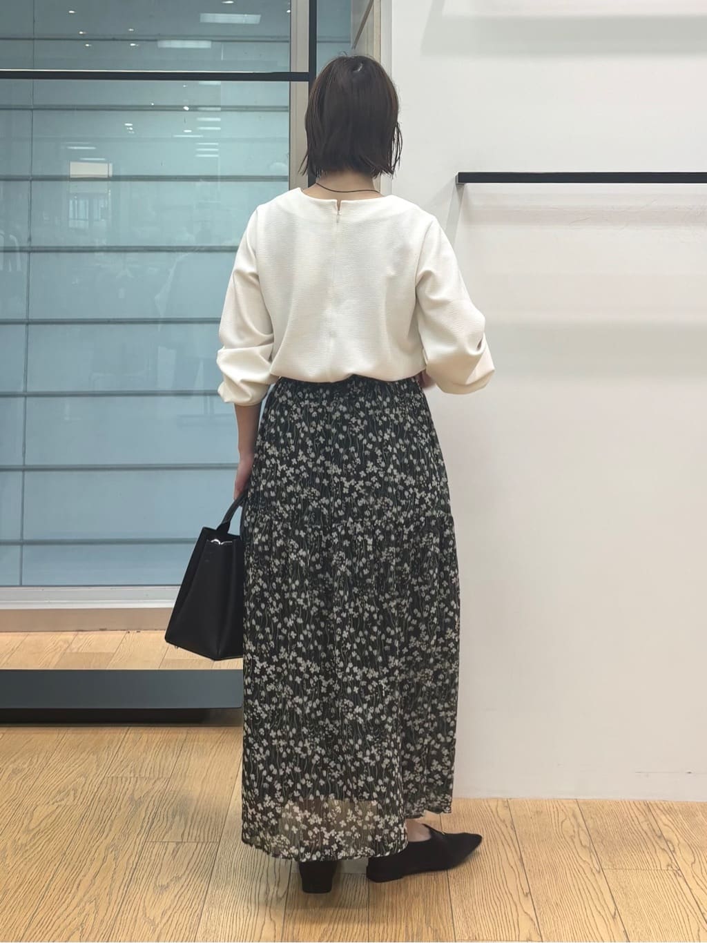 asamiさんの「INDIVI｜【秋映え柄/セットアップ可能】フラワーシフォンスカート」を使ったコーディネート