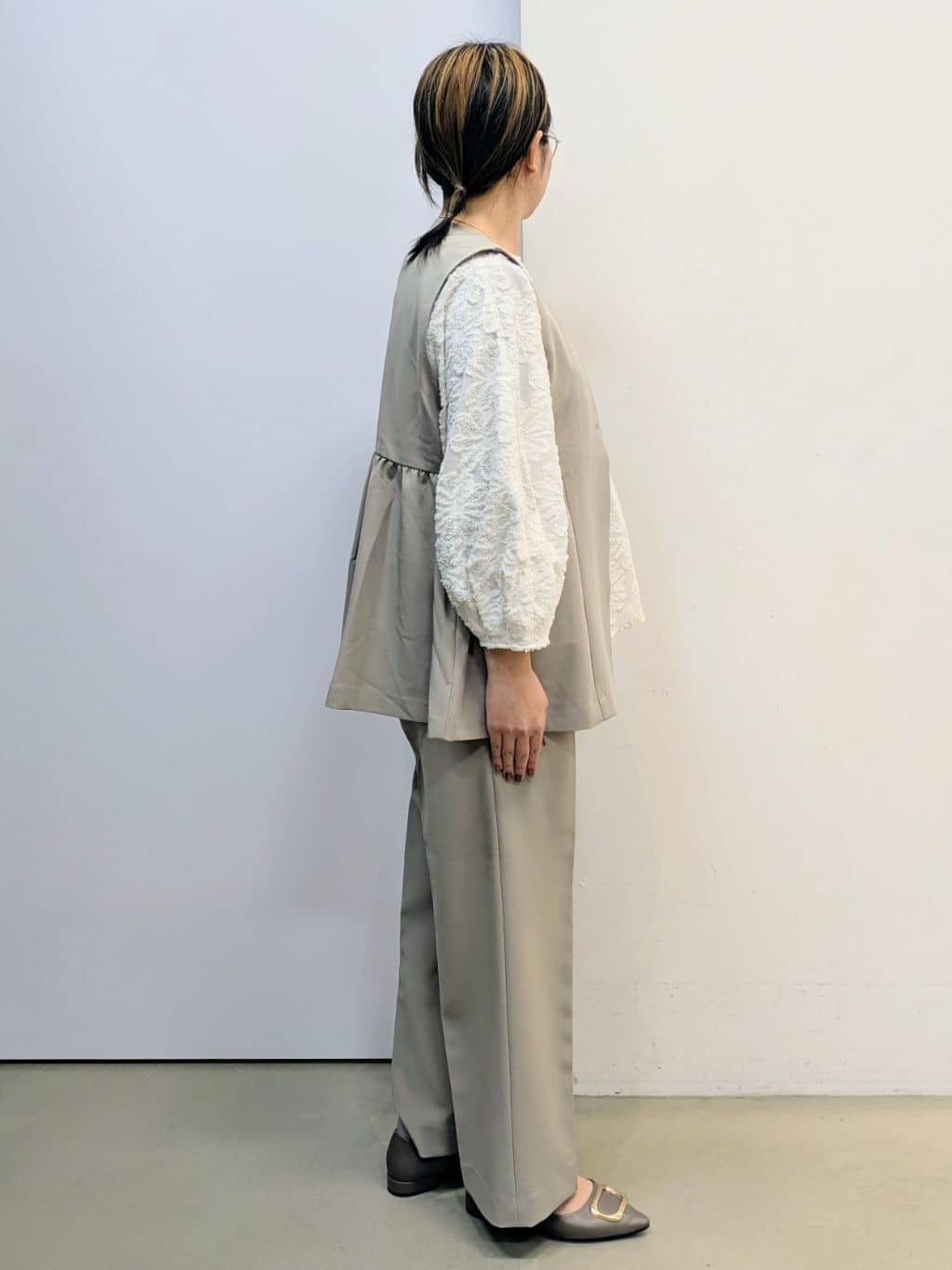 kotoさんの「THE SHOP TK｜【通勤・きちんと見えに】ダブルクロス ペプラムジレ/セットアップ可」を使ったコーディネート