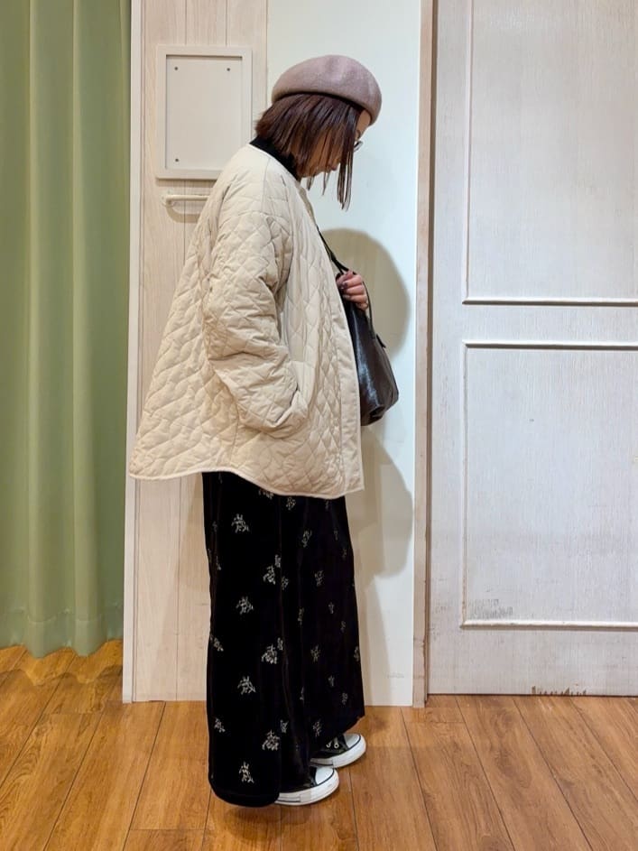 kumaさんの「SHOO･LA･RUE｜大人な小花柄が魅力の 刺繍ベロア調ナロースカート」を使ったコーディネート