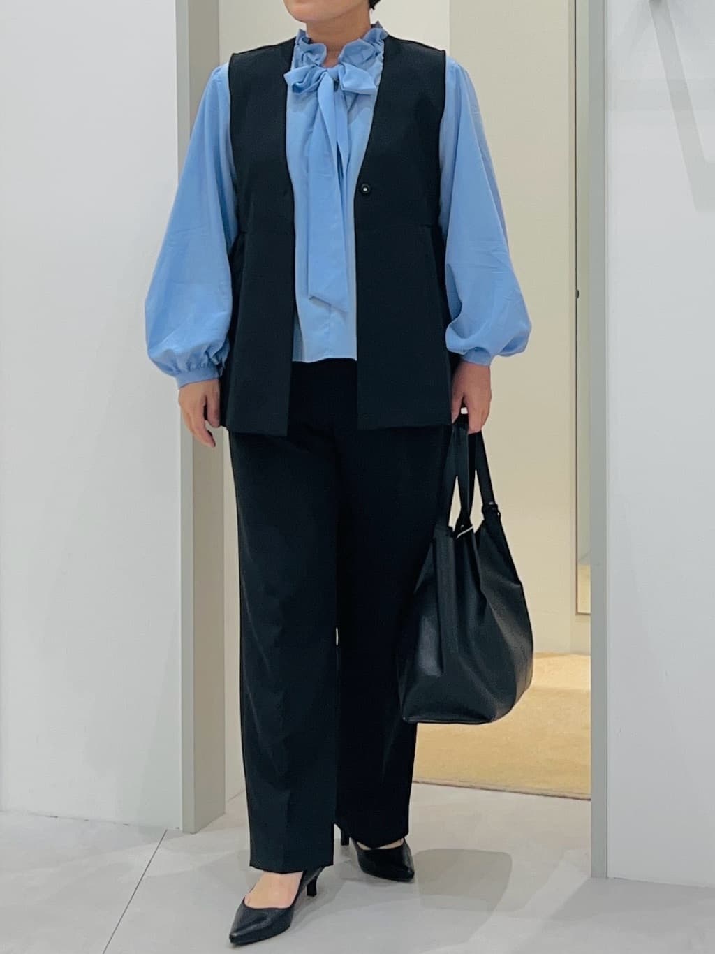 タナさんの「THE SHOP TK｜【通勤・きちんと見えに】ダブルクロス ペプラムジレ/セットアップ可」を使ったコーディネート