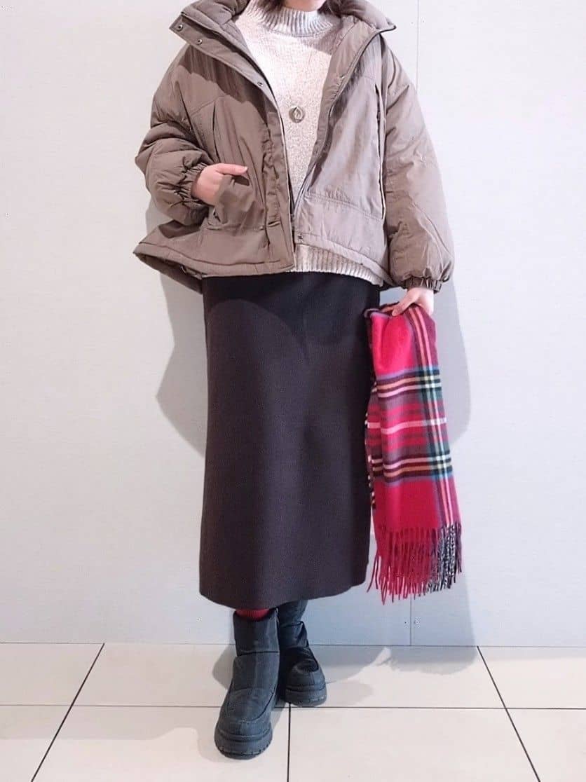 miomioさんの「SHOO･LA･RUE｜【撥水/あったか】たっぷり着られる 中綿モンスターショートコート」を使ったコーディネート