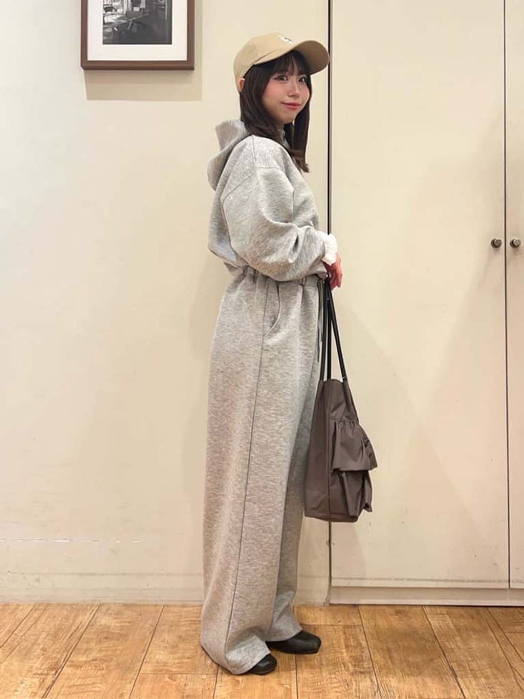 AIRIさんの「SHOO･LA･RUE｜【セットアップ可/S-LL/なめらかタッチ】選べる3柄 ロゴ入りプルパーカ」を使ったコーディネート