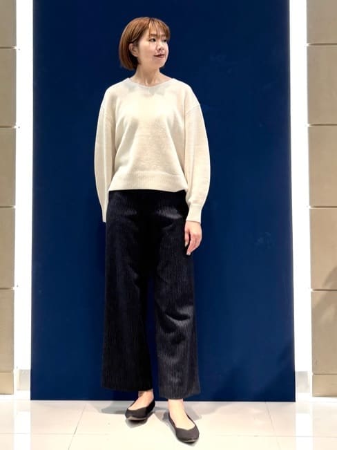 まいこさんの「INDIVI｜【洗える／カシミヤ混】ミドルゲージVネックニット」を使ったコーディネート