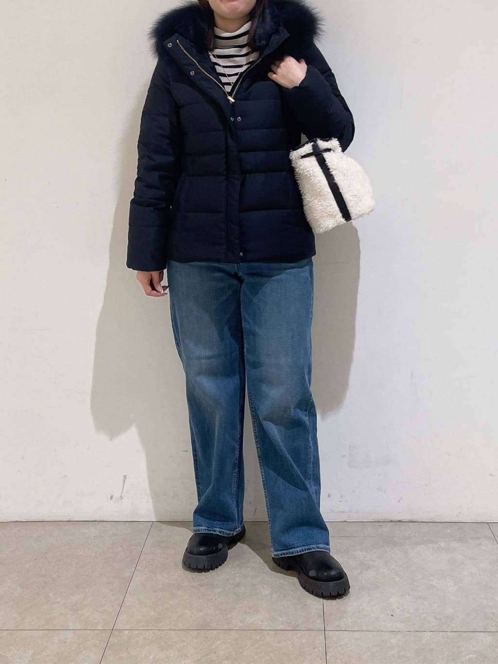 emikaさんの「INDIVI｜【名品／撥水／抗菌防臭】ショート丈リサイクルダウンコート」を使ったコーディネート