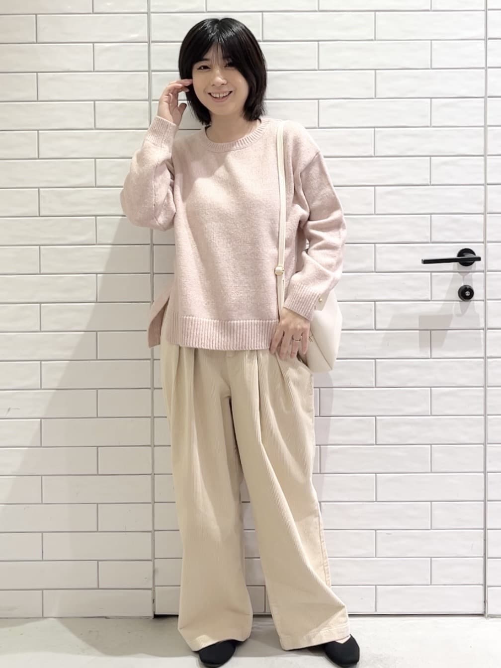 しおりさんの「OPAQUE.CLIP｜リラクシークルーネックニット【洗濯機OK】」を使ったコーディネート