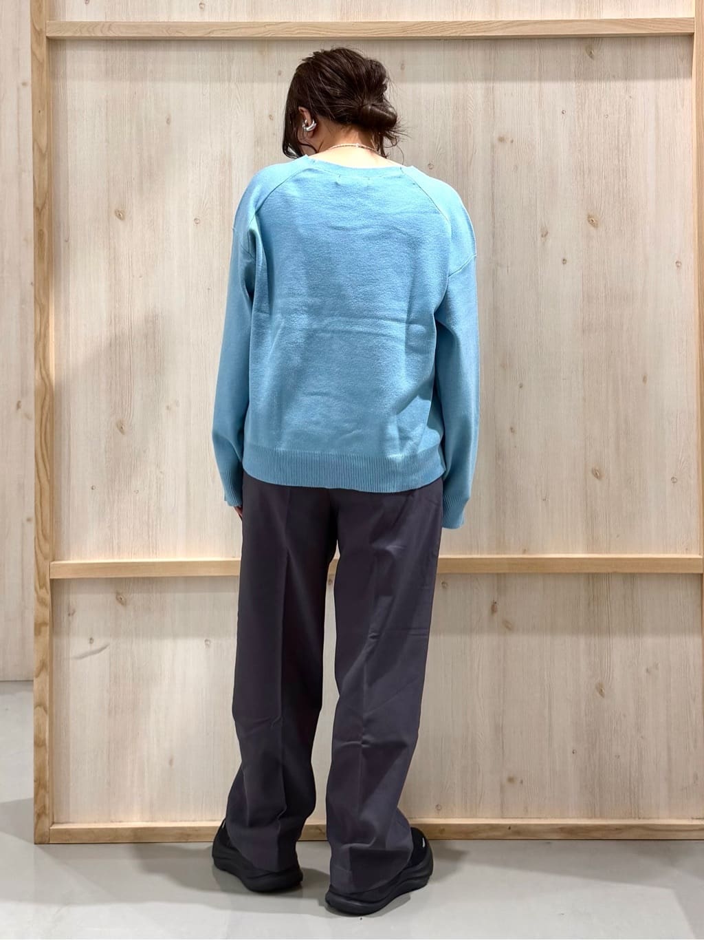 nanaさんの「THE SHOP TK｜【すっきりシルエットが叶う】大人のためのVネックニット/毛玉になりにくい/静電気防止/洗濯機OK」を使ったコーディネート