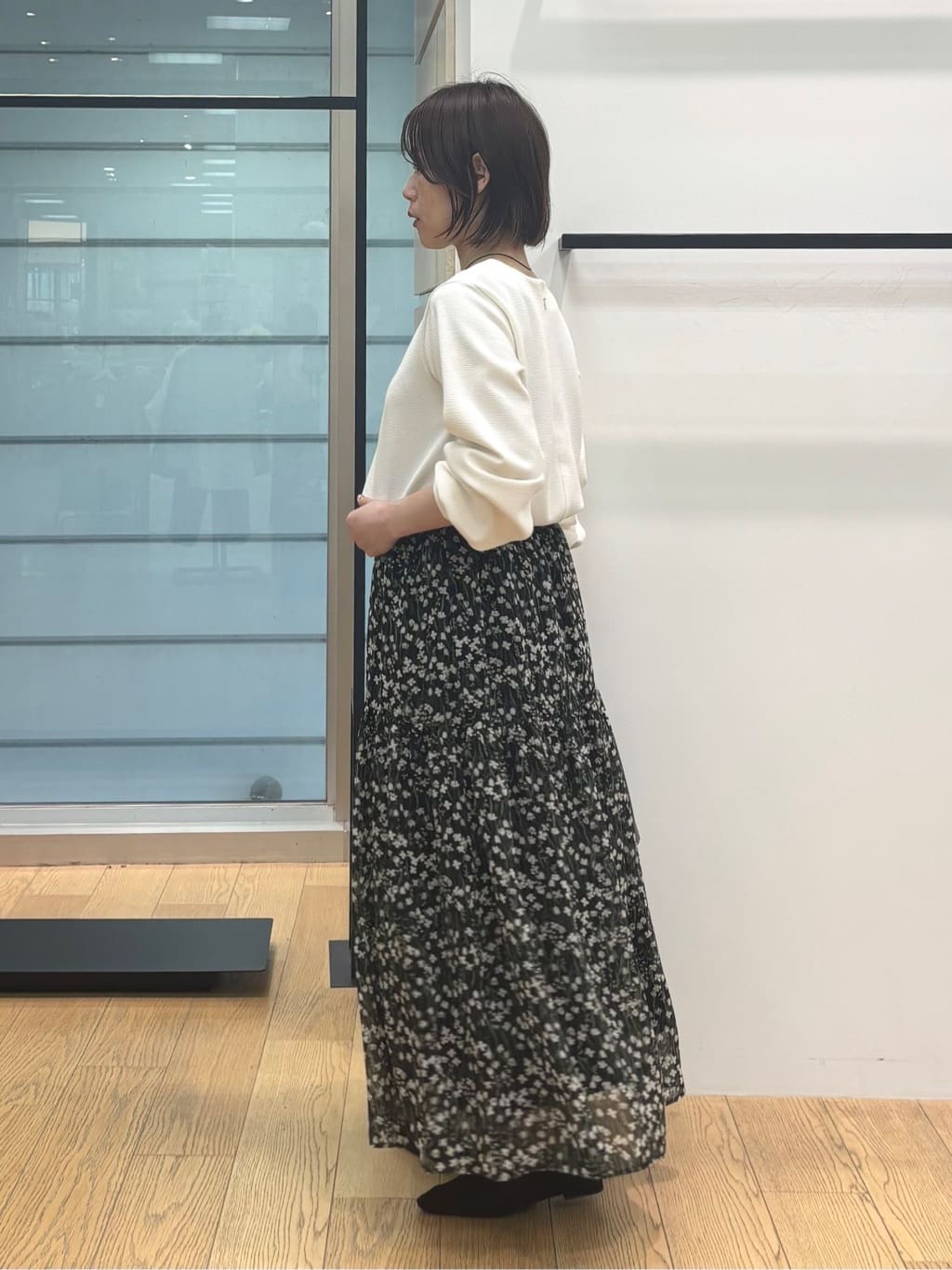 asamiさんの「INDIVI｜【秋映え柄/セットアップ可能】フラワーシフォンスカート」を使ったコーディネート