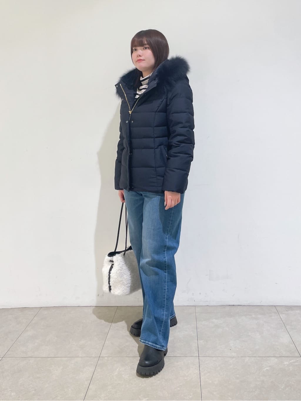 emikaさんの「INDIVI｜【名品／撥水／抗菌防臭】ショート丈リサイクルダウンコート」を使ったコーディネート