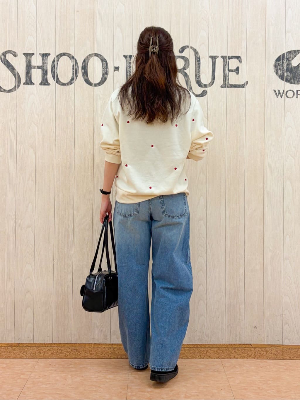 Nakaさんの「SHOO･LA･RUE｜【洗濯機可】小さめ刺繍で大人見え アソート裏起毛スウェット」を使ったコーディネート