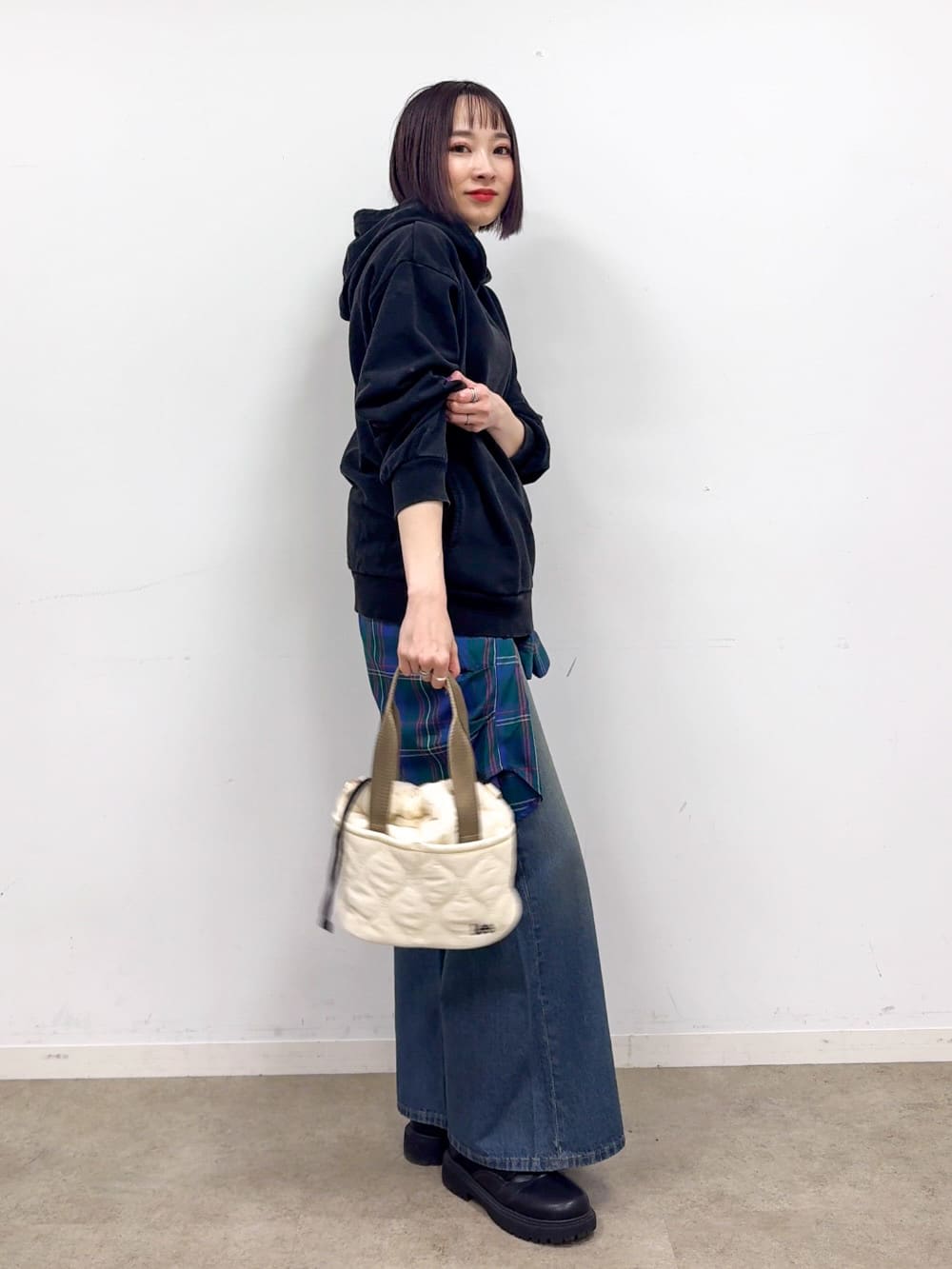 𝐜𝐡𝐢𝐤𝐚さんの「SHOO･LA･RUE｜【洗濯機可】ポケット付きが嬉しい ケミカル加工フーディ―」を使ったコーディネート
