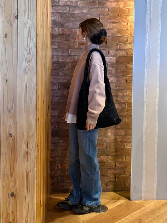 mieさんの「SHOO･LA･RUE｜【2点セット/洗濯機可/S-LL】着回しがきく もちもちハイネックニット+裾シャツインナー」を使ったコーディネート