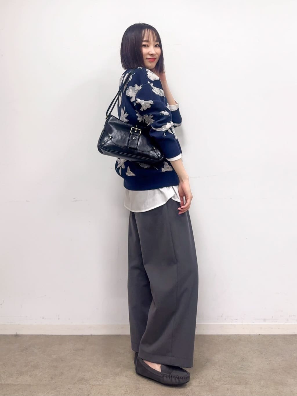 𝐜𝐡𝐢𝐤𝐚さんの「SHOO･LA･RUE｜【洗濯機可/S-LL】ゆるシルエット 甘すぎない　大人の花柄もちもちニット」を使ったコーディネート