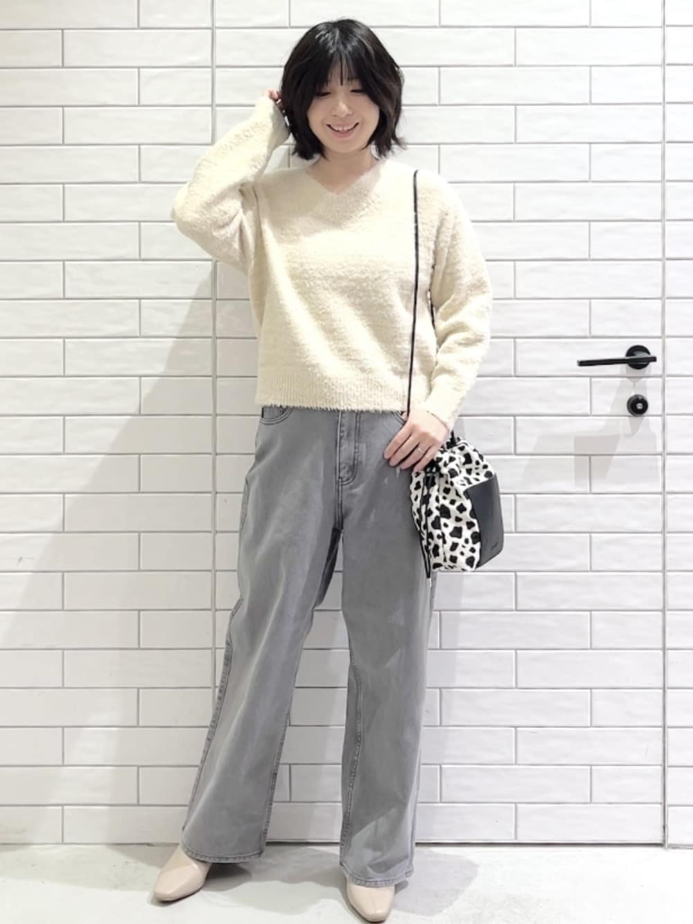 しおりさんの「OPAQUE.CLIP｜スパンコールフェザーVネックニット【洗濯機OK】」を使ったコーディネート