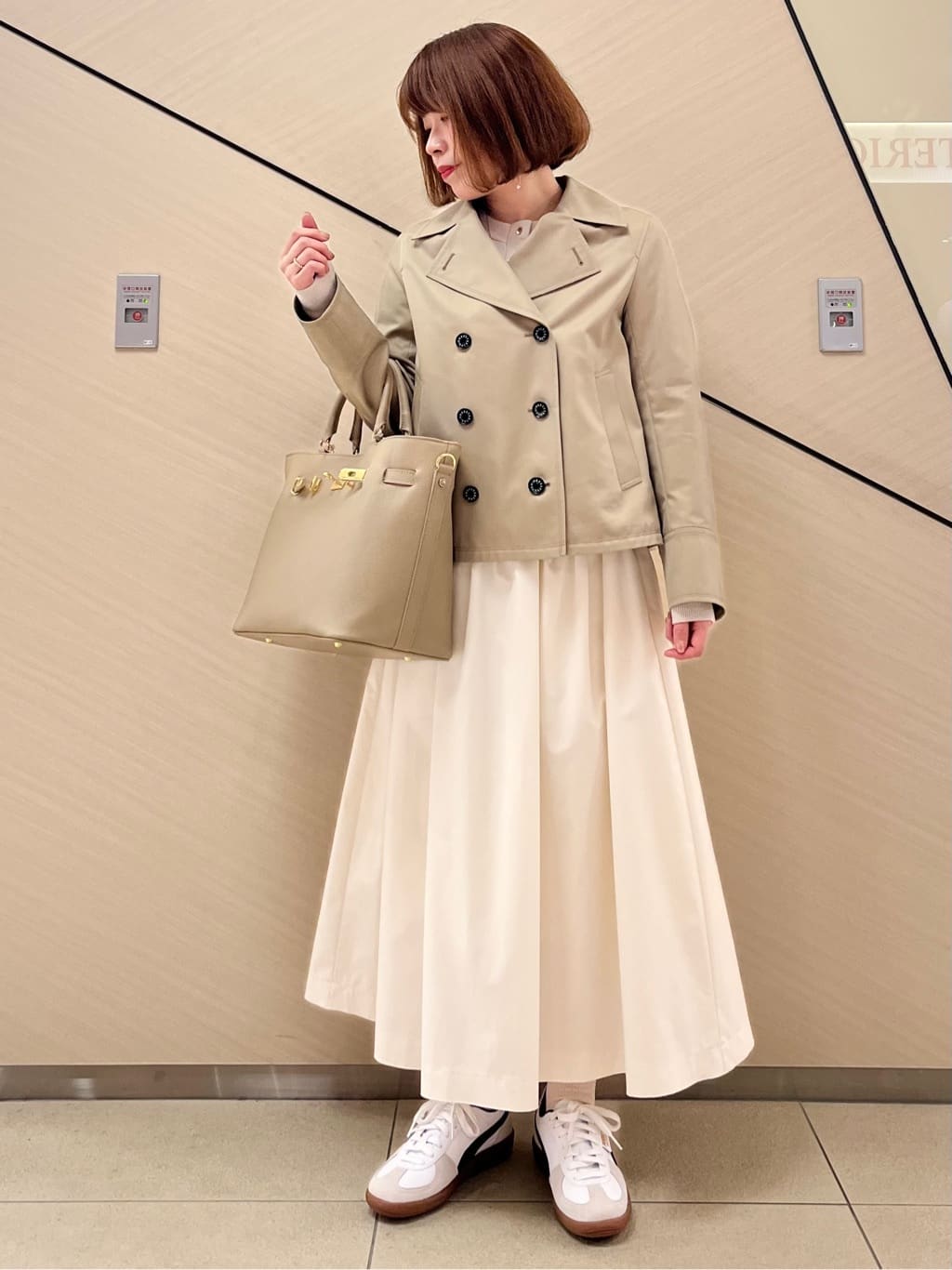 yahataさんの「DRESSTERIOR｜【ウォッシャブル/撥水素材】Aラインショートトレンチジャケット」を使ったコーディネート