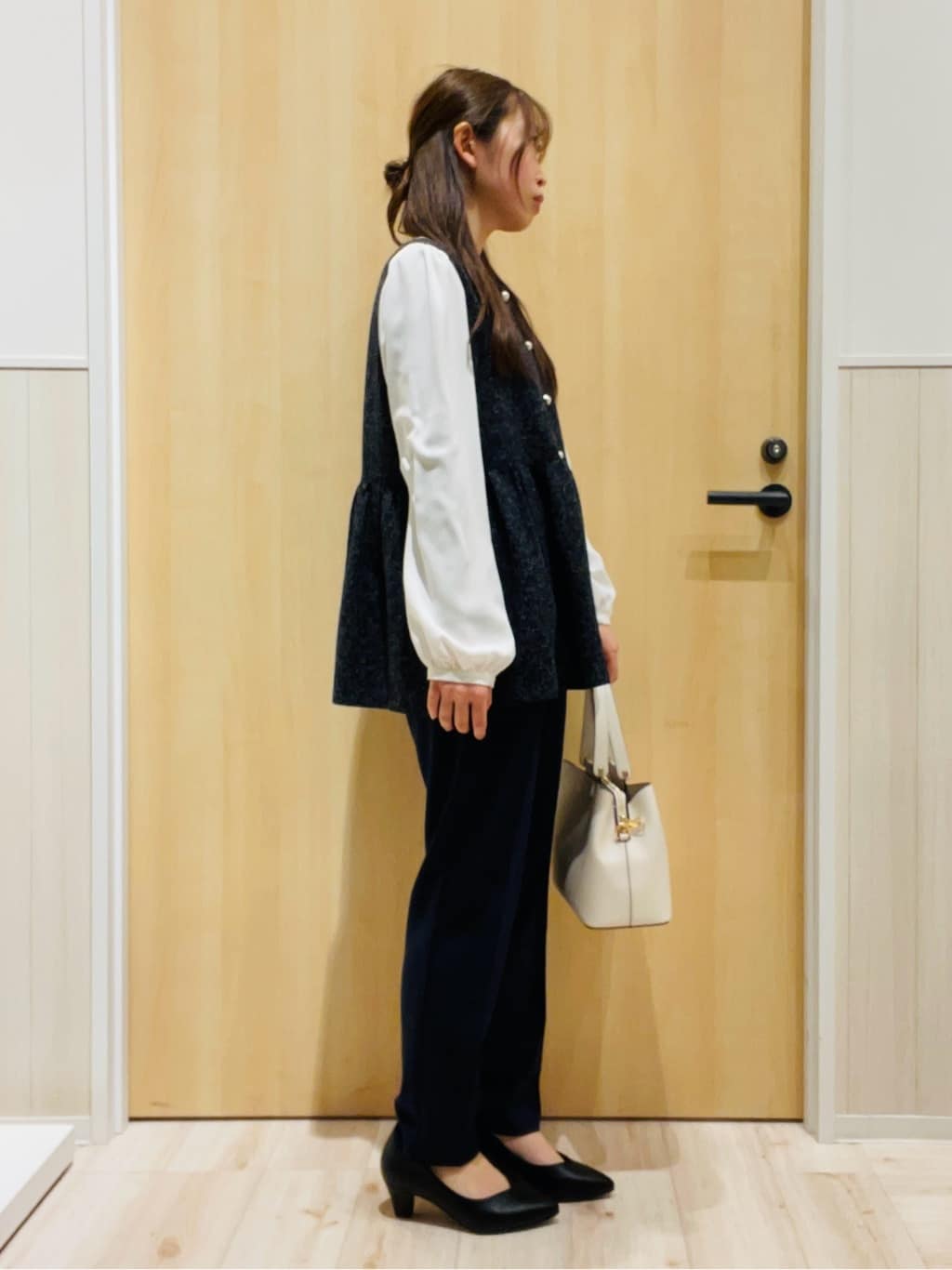 minamiさんの「SHOO･LA･RUE｜【洗濯機可/セットアップ可/S-3L】きちんと楽に。カットジョーゼット テーパードパンツ」を使ったコーディネート