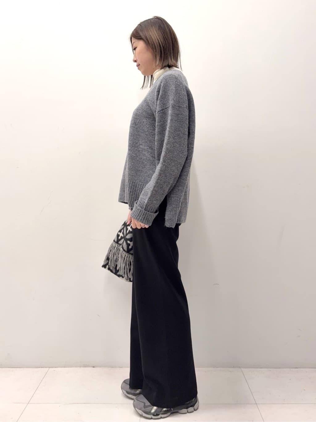 Nishijimaさんの「DRESSTERIOR｜【インナー使いに最適/しっとり暖かな吸湿発熱素材】タートルネックプルオーバー」を使ったコーディネート