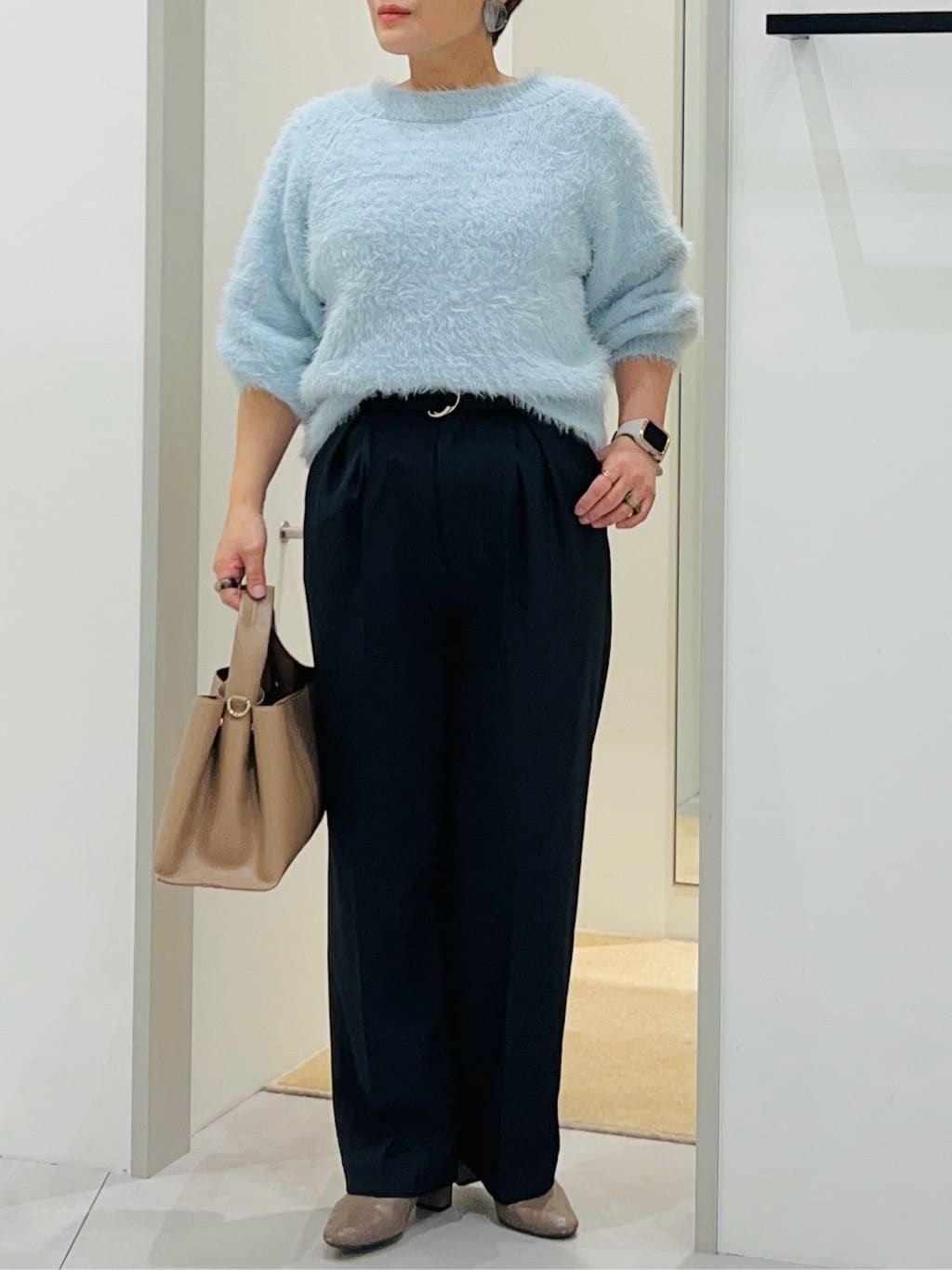 タナさんの「THE SHOP TK｜着るたびときめく ふんわりフェザーシャギーニット」を使ったコーディネート