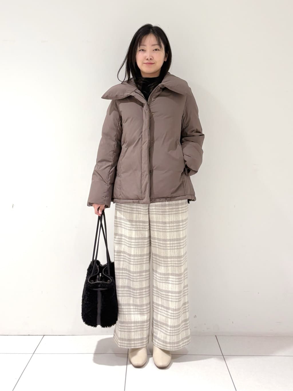 momokoさんの「INDIVI｜【撥水／洗える／デザイン衿】ステッチレス ショートダウンコート」を使ったコーディネート
