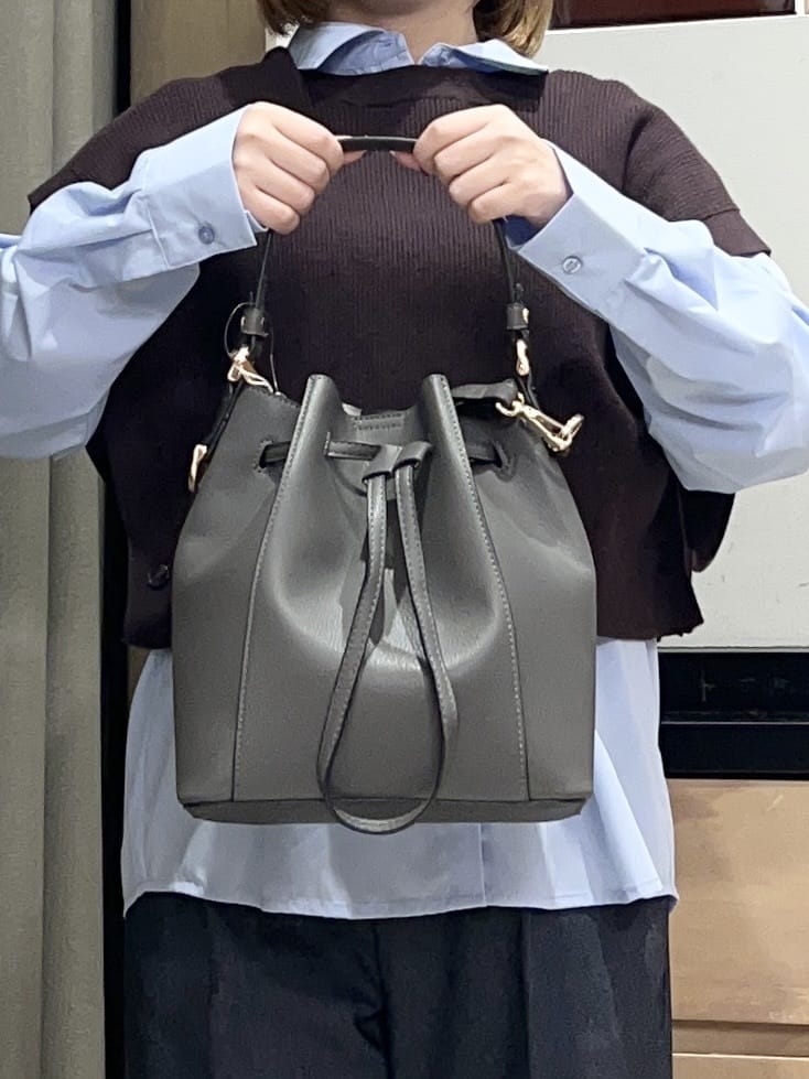 かのさんの「THE SHOP TK｜【2点セット】レイヤードスタイルでこなれ見え ニットベスト＆シャツ」を使ったコーディネート