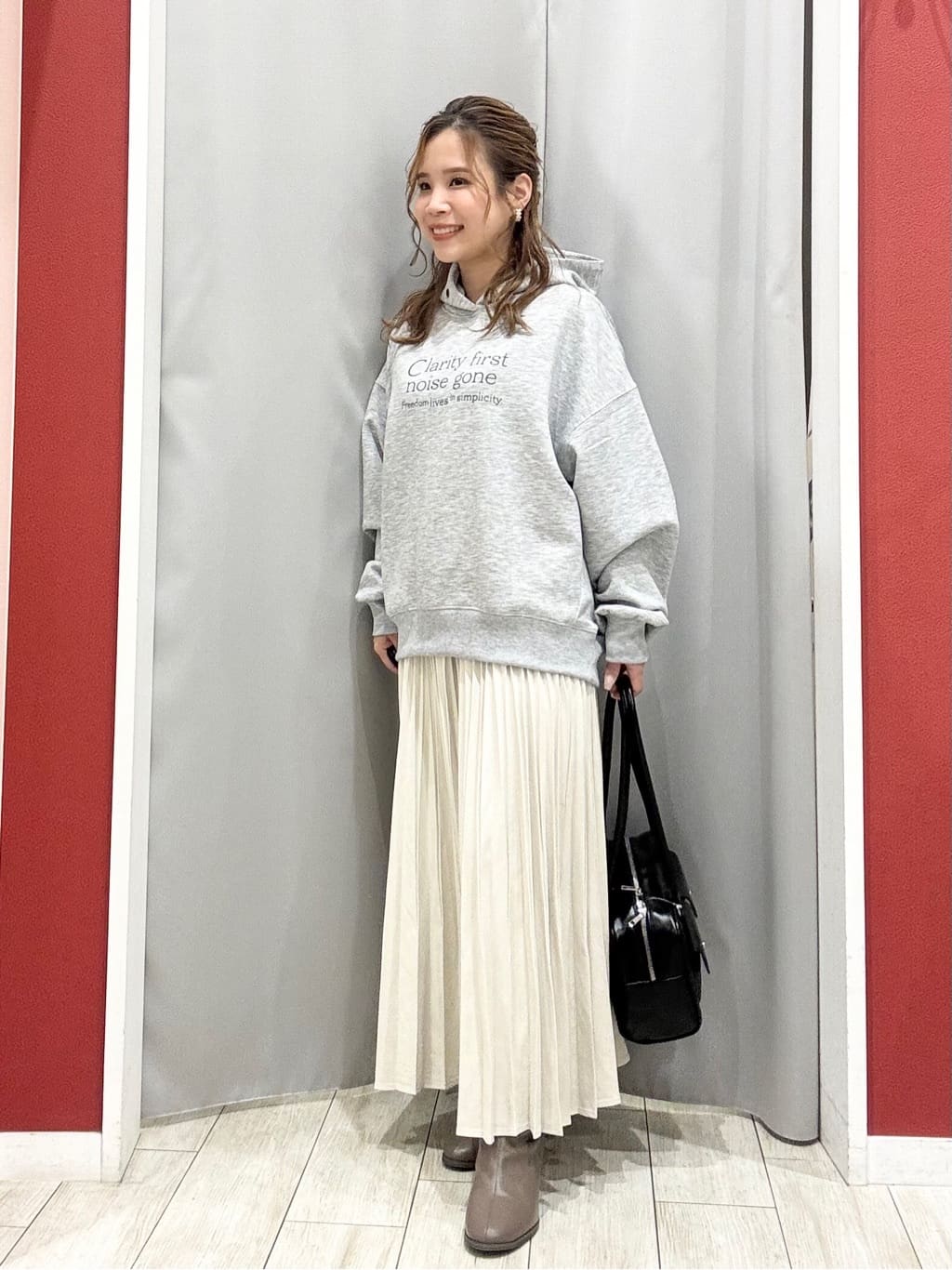 shioさんの「SHOO･LA･RUE｜【セットアップ可/S-LL/なめらかタッチ】選べる3柄 ロゴ入りプルパーカ」を使ったコーディネート
