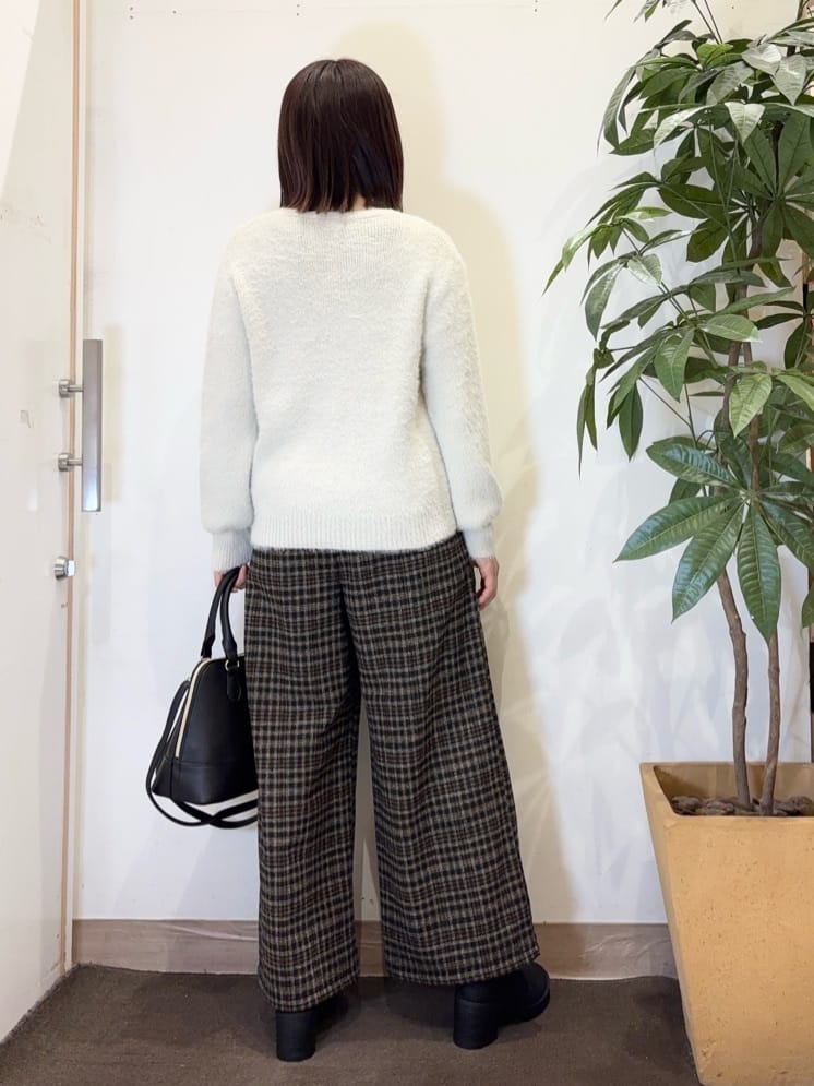 宗形さんの「SHOO･LA･RUE｜【あったか/S-LL】脚のラインをきれいに魅せる チェック柄ワイドパンツ」を使ったコーディネート