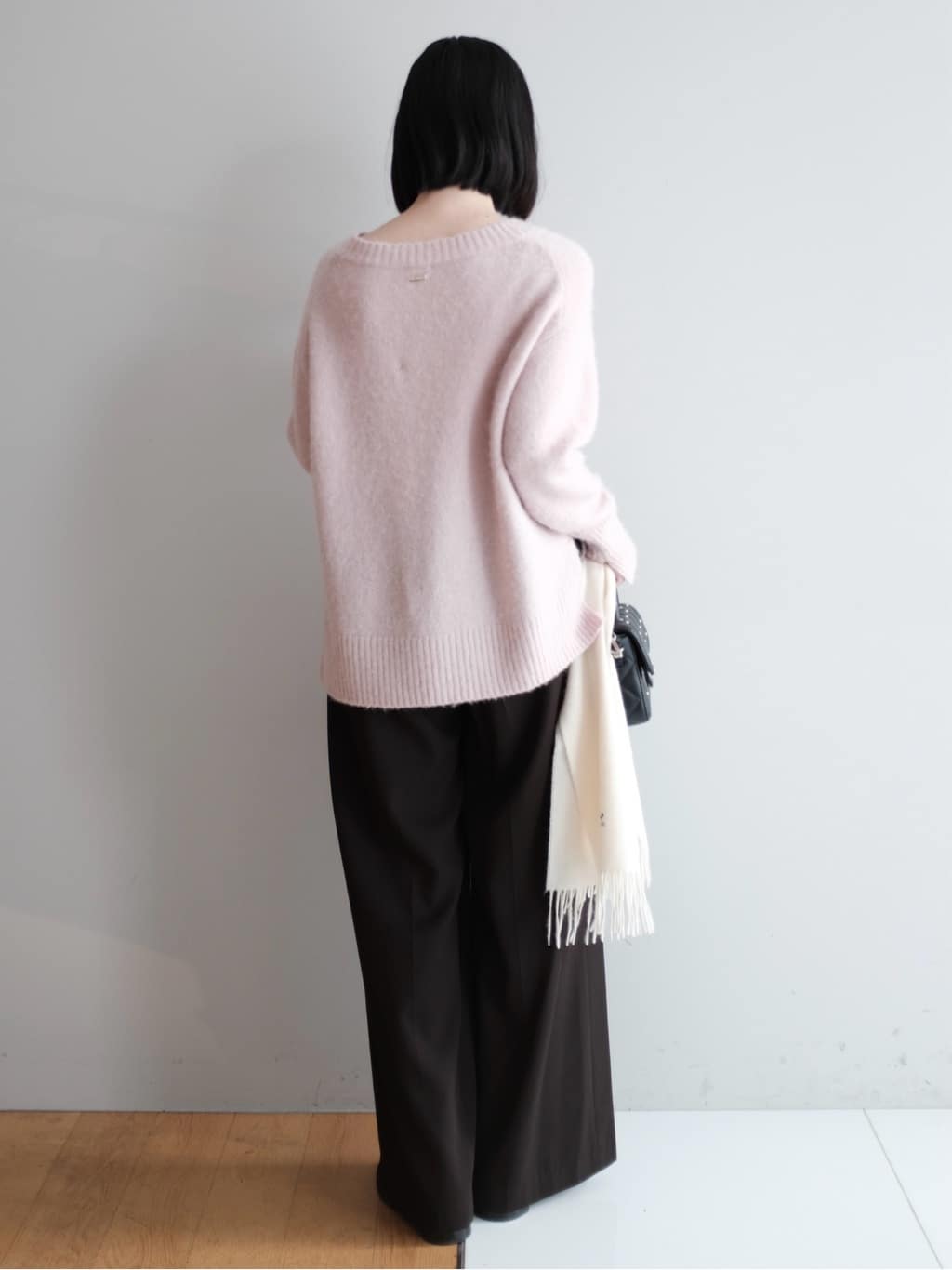 Kishimotoさんの「DRESSTERIOR｜アルパカブレンドVネックニット」を使ったコーディネート