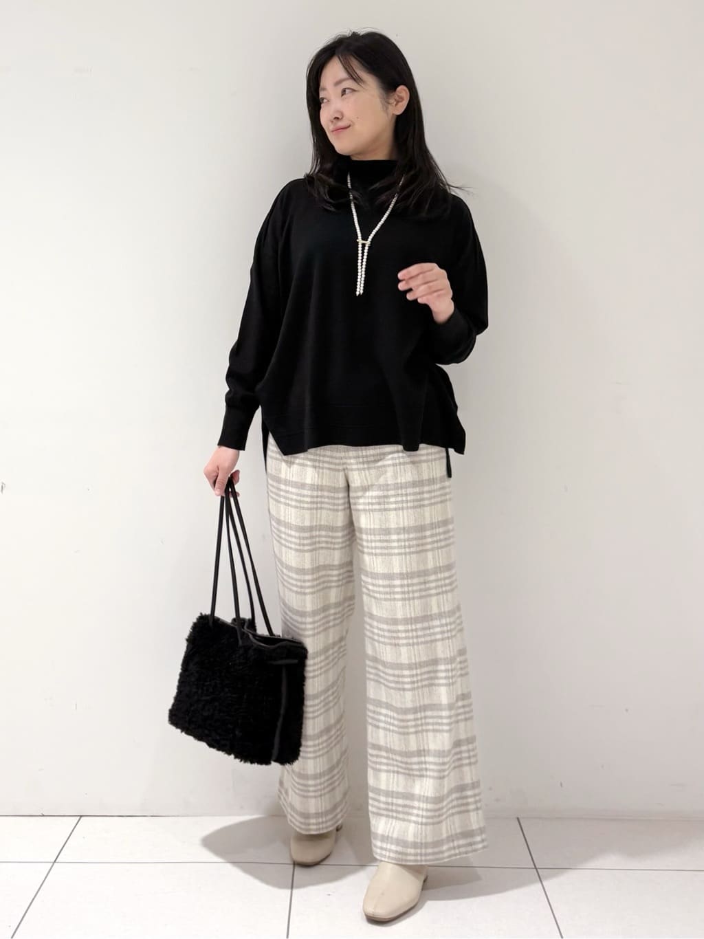 momokoさんの「INDIVI｜【洗える／毛玉になりにくい】エクストラファインウール ハイネックニット」を使ったコーディネート