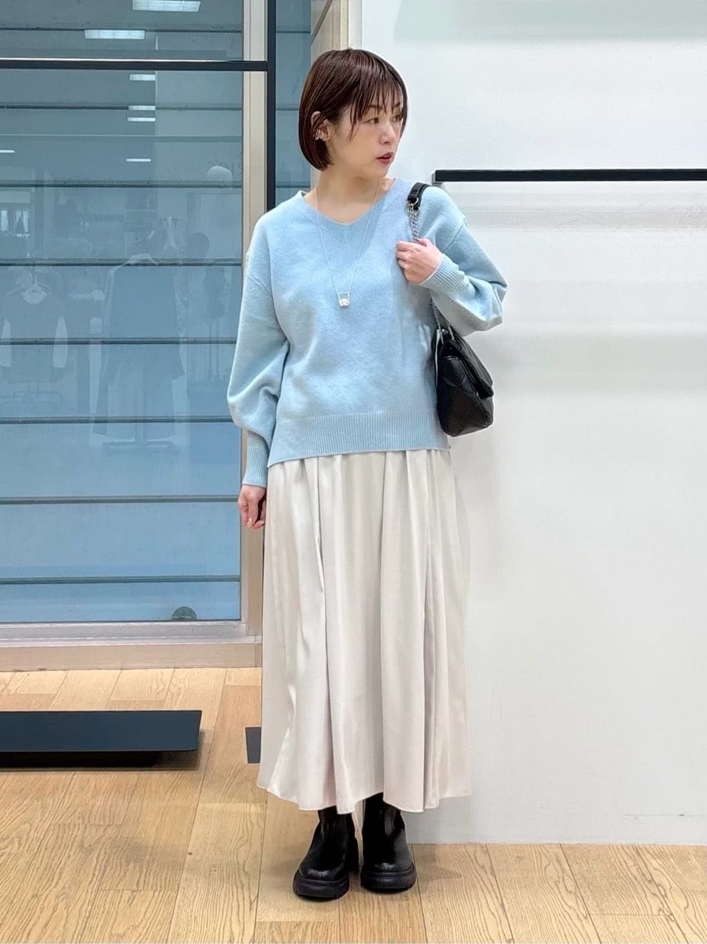 asamiさんの「INDIVI｜【洗える／カシミヤ混】ミドルゲージVネックニット」を使ったコーディネート