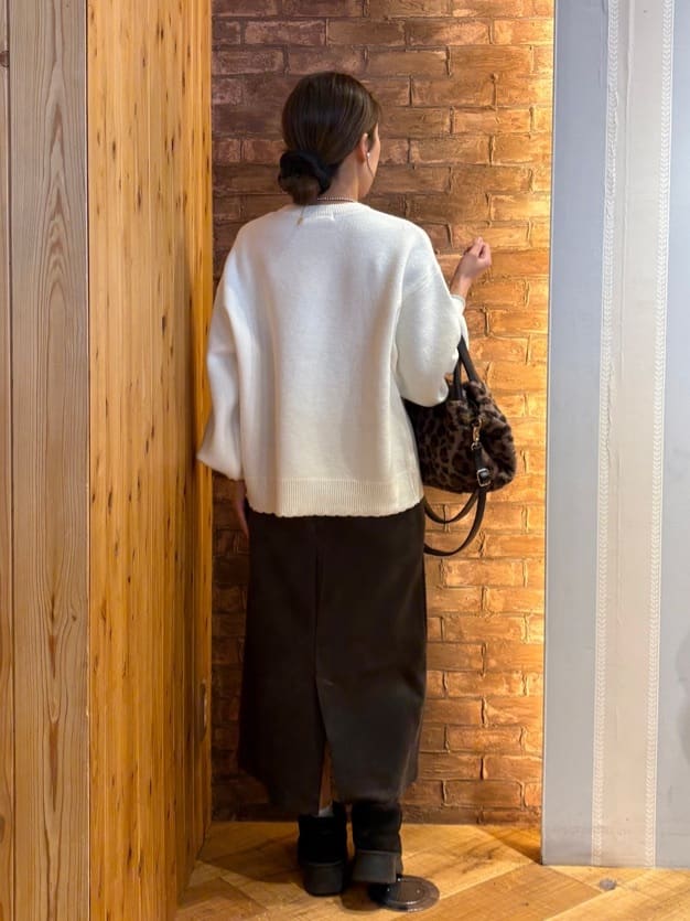 mieさんの「SHOO･LA･RUE｜【洗濯機可】上品できれい見え フェイクスエード ナロースカート」を使ったコーディネート