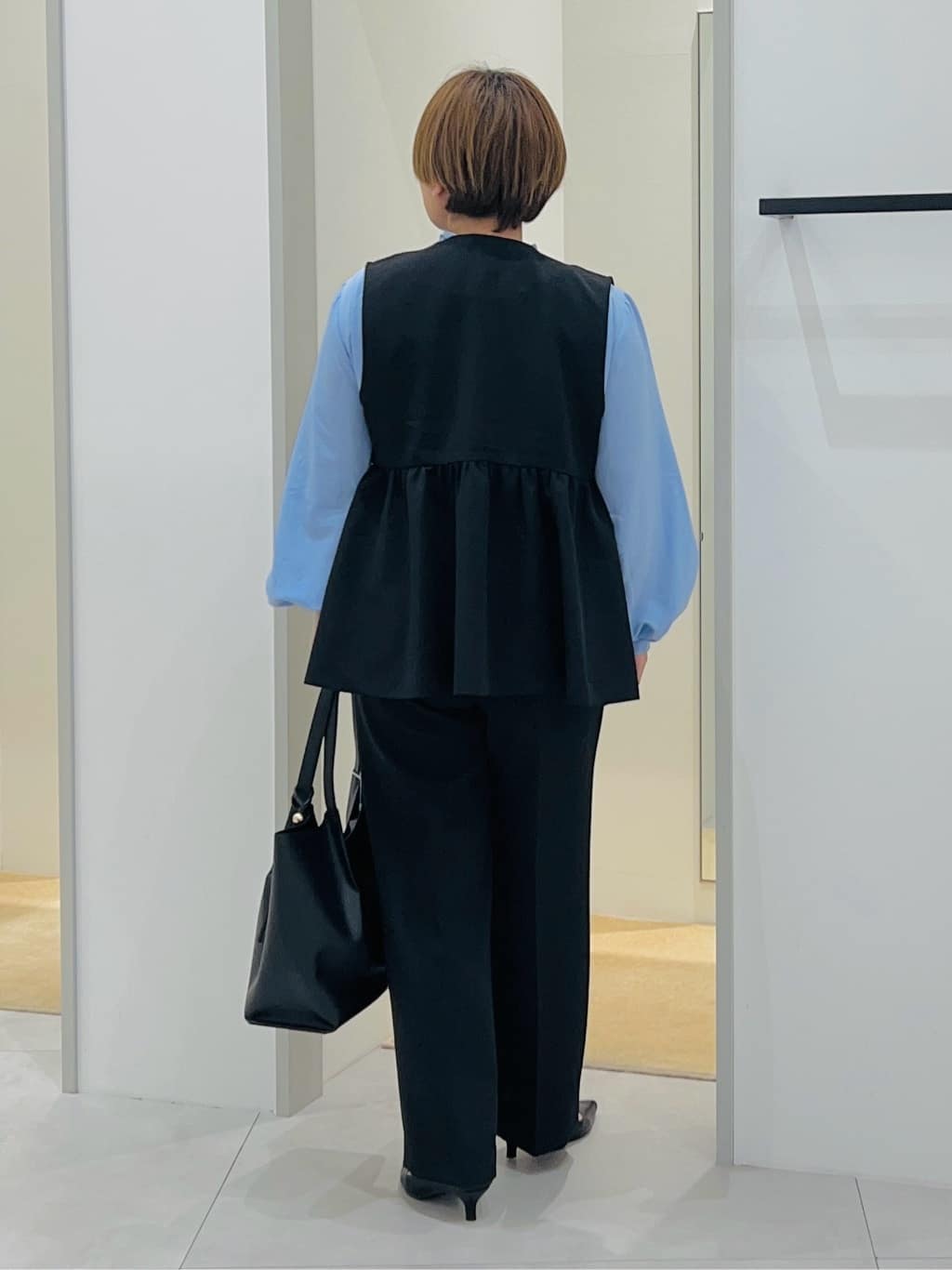 タナさんの「THE SHOP TK｜【通勤・きちんと見えに】ダブルクロス ペプラムジレ/セットアップ可」を使ったコーディネート