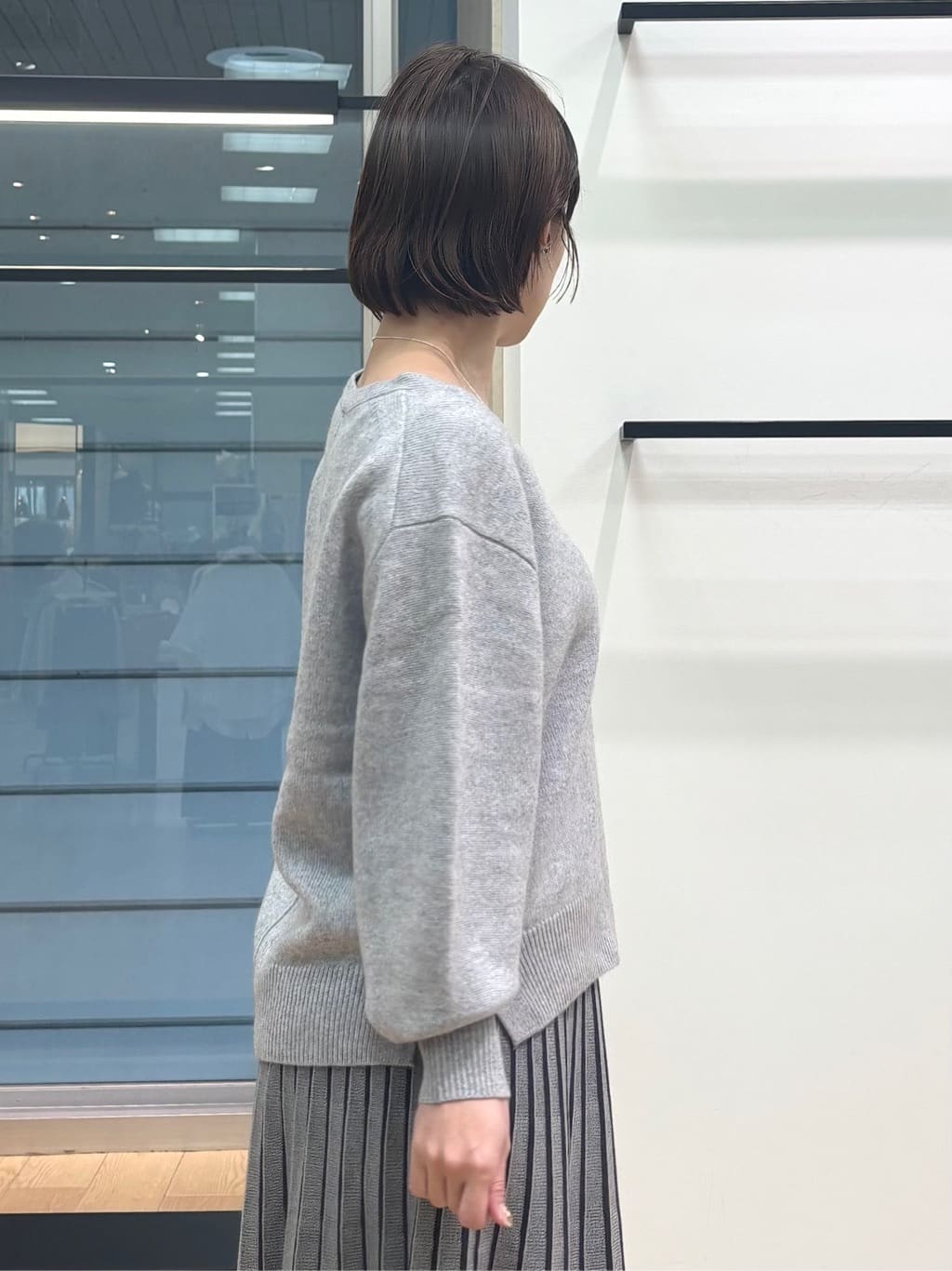 asamiさんの「INDIVI｜【洗える／カシミヤ混】ミドルゲージVネックニット」を使ったコーディネート