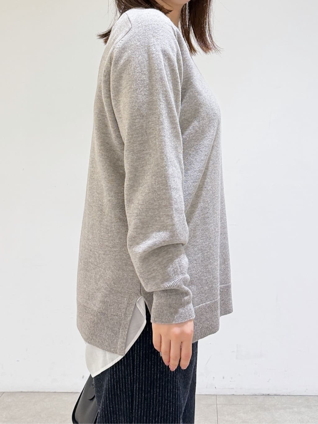 emikaさんの「INDIVI｜【洗える／チュニック丈／カシミヤ混】スリットデザインVネックニット」を使ったコーディネート