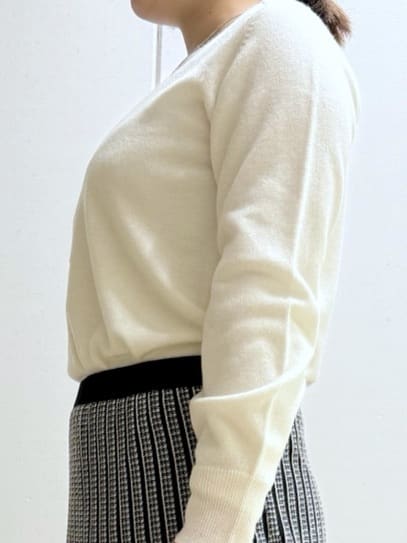 Rikoさんの「INDIVI｜【洗える／チュニック丈／カシミヤ混】スリットデザインVネックニット」を使ったコーディネート