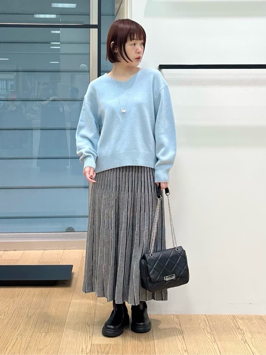 asamiさんの「INDIVI｜【洗える／カシミヤ混】ミドルゲージVネックニット」を使ったコーディネート
