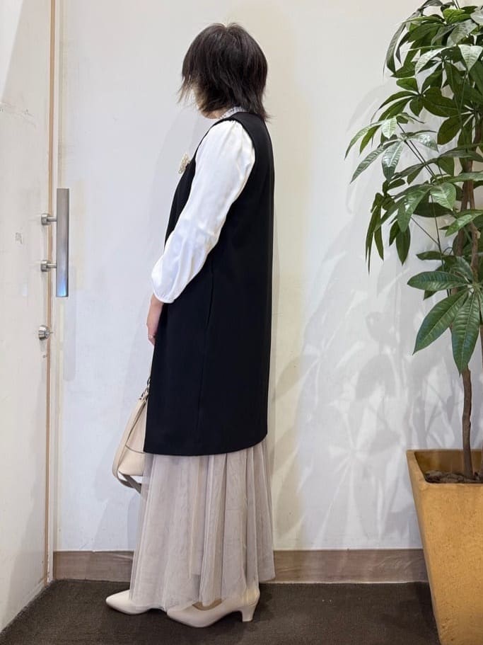 misakiさんの「SHOO･LA･RUE｜【洗濯機可/セットアップ可/S-3L】きちんと楽に。カットジョーゼット ロングジレ」を使ったコーディネート