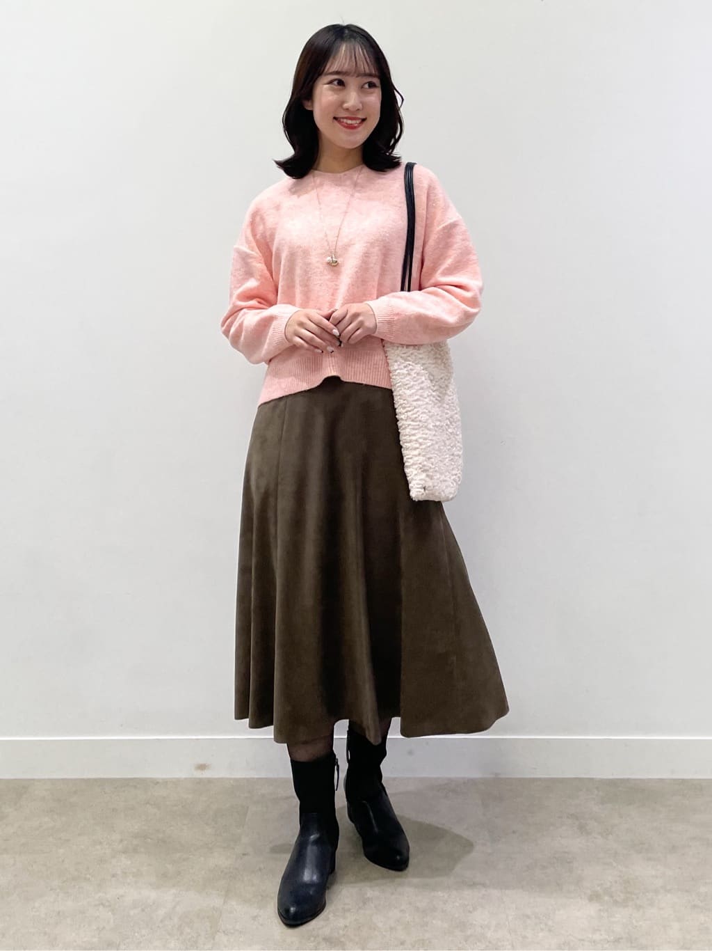yukariさんの「Reflect｜【選べる5色／ゆったりシルエット】Vネックスパンコールニット」を使ったコーディネート