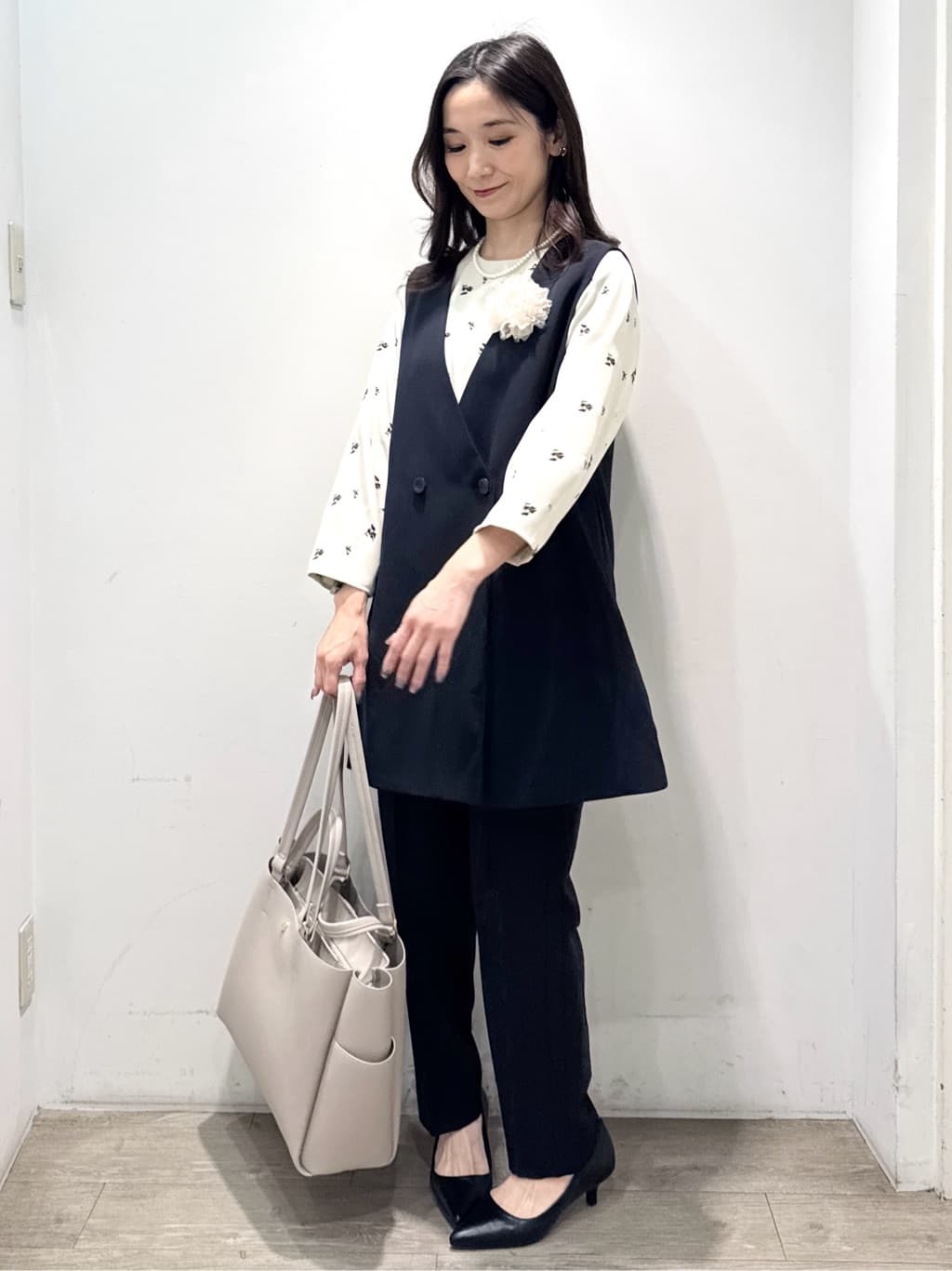 yuicciさんの「OPAQUE.CLIP｜フラワー刺繍ペプラムブラウス【洗濯機OK】」を使ったコーディネート