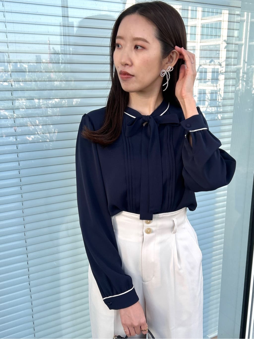 teiさんの「Couture brooch｜【ハレの日・通勤】配色タックタイブラウス」を使ったコーディネート