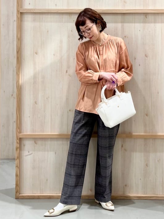 nakoさんの「THE SHOP TK｜ヴィンテージサテンギャザーシャツ」を使ったコーディネート